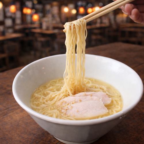 8時間煮込んだ濃厚鶏パイタン、〆に人気の一杯。