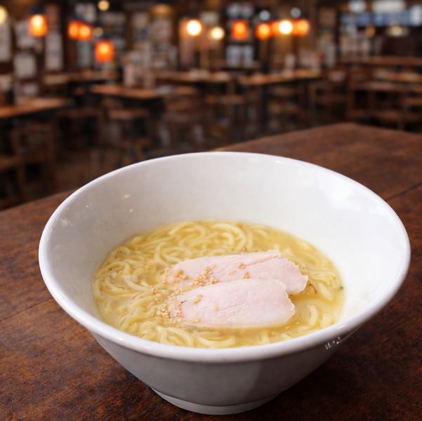 8時間煮込んだ濃厚鶏パイタン、〆に人気の一杯。