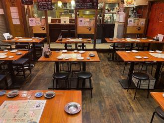 From the counter seats where you can directly feel the liveliness of the kitchen, you can even enjoy the sound of the mapo sauce being poured into the hot stone pot filled with tofu!