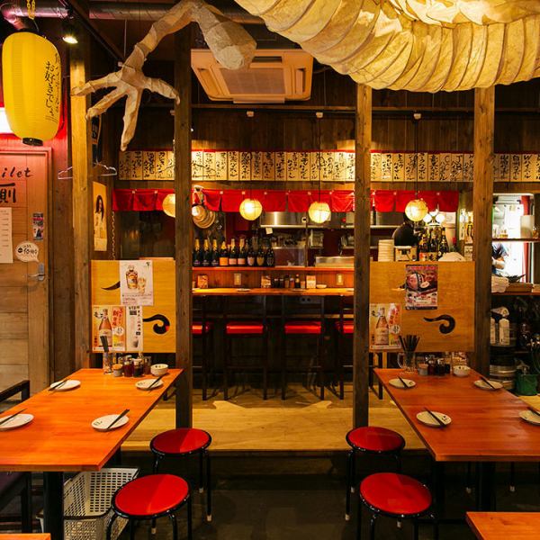 店内の壁にはデザイナー特注の筆文字や絵画が描かれ独特な世界観が広がるお店になっています！丸ごと貸切もOK!!30名様～最大50名様で対応可。ご宴会・パーティーやイベント打上げなどに最適。店内喫煙可能！紙タバコ、電子タバコOK！※8名様以上はコースでのご利用をお願いしております。