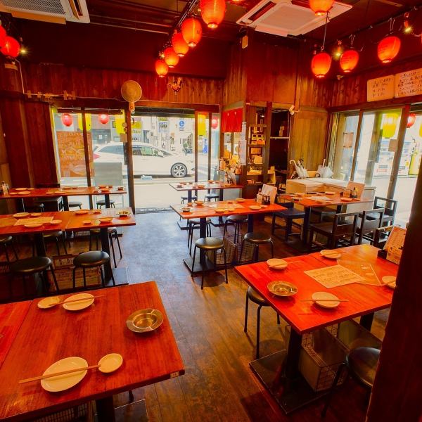 赤い提灯がお祭りのような雰囲気のある店内。ご来店人数に合わせてテーブルアレンジも可能なので、ご友人と仕事仲間と、大人数でも少人数でも！外国のお客様にも居酒屋文化が気兼ねなく楽しめる広々テーブルです！お気軽にご来店下さい。