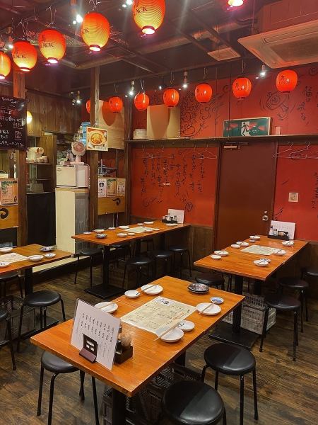 店内の壁にはデザイナー特注の筆文字や絵画が描かれ独特な世界観が広がるお店になっています!丸ごと貸切もOK!!30名様~最大50名様で対応可。ご宴会・パーティーやイベント打上げなどに最適。店内喫煙可能!紙タバコ、電子タバコOK!※8名様以上はコースでのご利用をお願いしております。