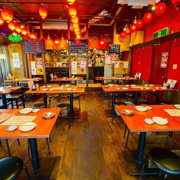 店内の壁にはデザイナー特注の筆文字や絵画が描かれ独特な世界観が広がるお店になっています!丸ごと貸切もOK!!30名様~最大50名様で対応可。ご宴会・パーティーやイベント打上げなどに最適。店内喫煙可能!紙タバコ、電子タバコOK!※8名様以上はコースでのご利用をお願いしております。
