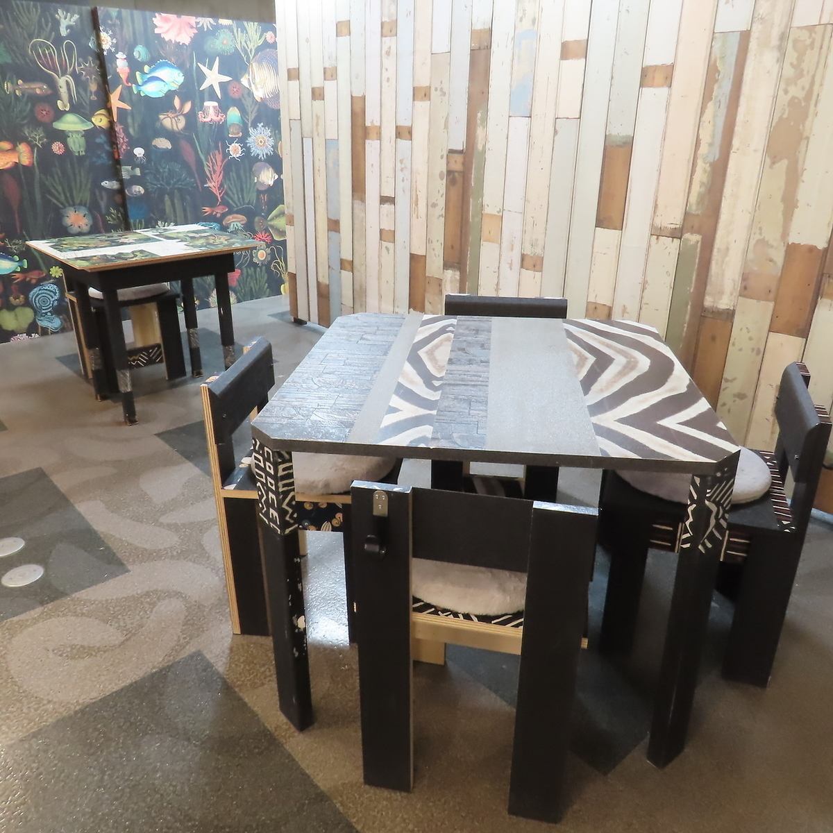This is a store designed by a designer.Each table has a different pattern♪