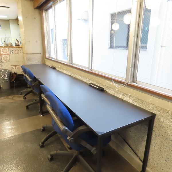 [Counter seats perfect for working or studying] Each counter seat is equipped with Wi-Fi and an outlet.Individuals are also welcome to come to our store for study or work using a PC.