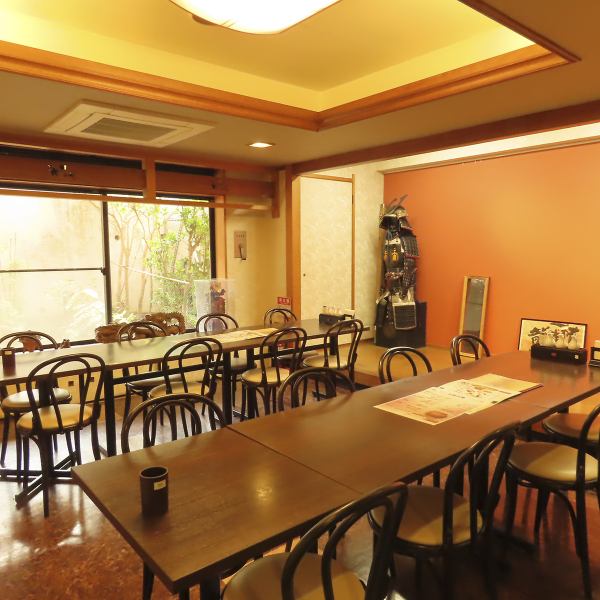 【広々とした空間でくつろぐ時間】ゆったりとしたテーブル席が配置された広々とした空間で、ご家族やご友人との食事はもちろん、様々なお集まりにも利用できます！温もりを感じる落ち着いた空間で、心ゆくまで料理を味わってください！