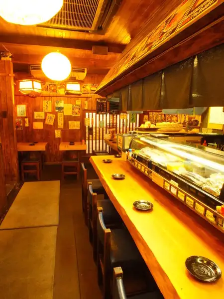 カウンター、テーブル席など小人数でふらっとサク飲み出来ちゃいます♪