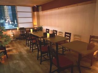 テーブルを繋げると最大8名様までご一緒いただけます。