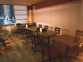 桌子可以拼在一起，最多可容納 8 人。
