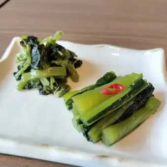自家製野沢菜と葉わさびの漬物盛り合わせ