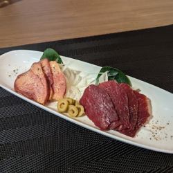 馬タンスモークと馬生ハムの盛り合わせ