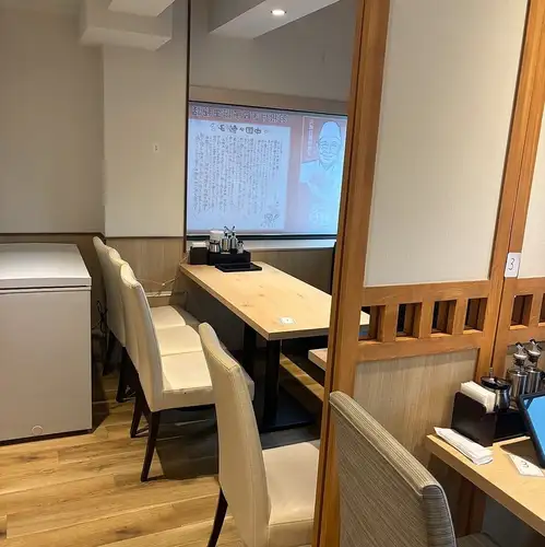 점내 안쪽의 스페이스는, 테이블을 연결해 칸막이를 마련하는 것으로, 최대 8분 정도까지 이용 가능한 반개인실로서 사용하실 수 있습니다.주위에 신경 쓰지 않고 개인 시간을 즐길 수 있으므로 동료 내의 연회에 최적입니다!