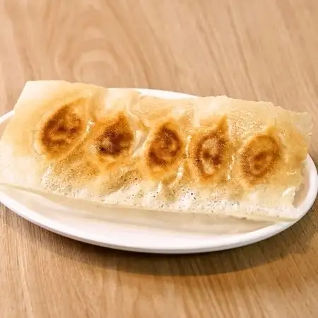 【パリッと香ばしい焼き目が食欲をそそる！】当店の看板メニュー「羽根付き餃子（5ケ）」