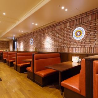 【2nd Floor Box Sofa Seat】 On the 2nd Floor Main Floor, there are a number of sofa-speci fi c box seat type seats on both sides, and sofa speci fi c table seats on one side.It is a popular seat mainly for women and elderly customers.It is safe when taking a small child.Please do not hesitate to visit us after all your invitation.