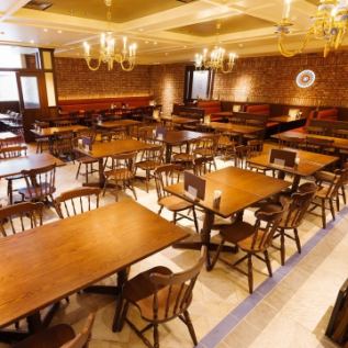 【2nd floor table seat】 Brick wall and chandelier are elegant and stylish space.The spacious interior has a feeling of opening, there are 12 table seats that can seat up to 4 people.Please use it widely, including meals with friends and banquets at work.