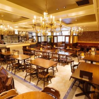 【2nd floor table seat】 Brick wall and chandelier are elegant and stylish space.The spacious interior has a feeling of opening, there are 12 table seats that can seat up to 4 people.Please use it widely, including meals with friends and banquets at work.