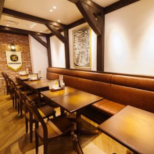 [1st floor table seats] There is a sofa seat on one side of the table seats in the store with a nostalgic warmth, so you can relax and enjoy meals with children and families.Up to 14 people can be seated.