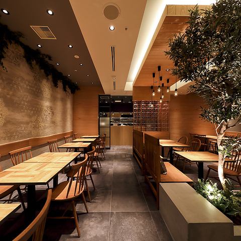 Conveniently located near the station, the restaurant boasts a fantastic atmosphere, perfect for a date!