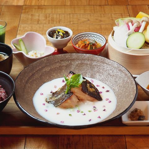 Conveniently located near the station, the restaurant boasts a fantastic atmosphere, perfect for a date!