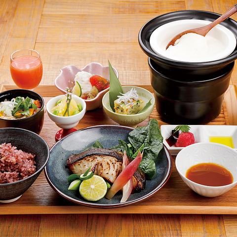 Conveniently located near the station, the restaurant boasts a fantastic atmosphere, perfect for a date!