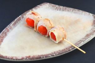 Meat-wrapped tomato skewers (salt, sauce)