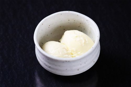 Ice cream of the day (vanilla, matcha)
