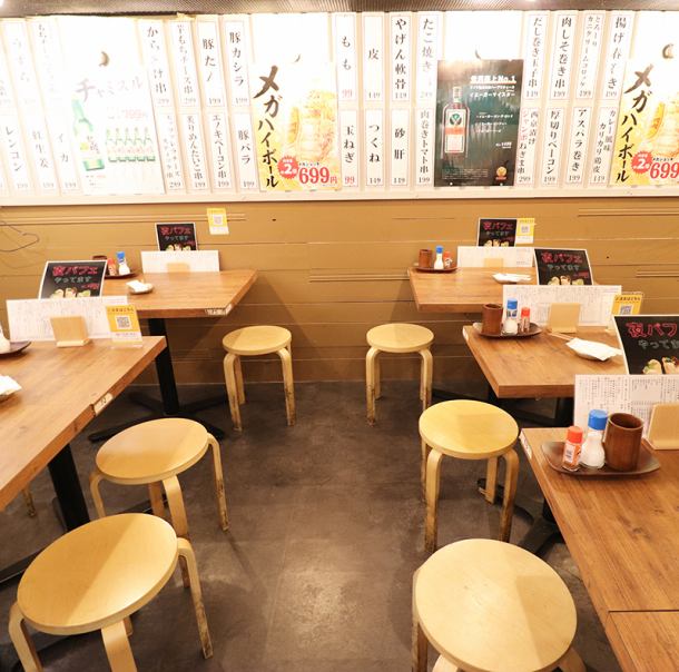 横浜駅から徒歩1分の位置にあるビルの2Fに店舗がございます。串を焼き上げる食欲そそる香りと、お酒を楽しむ人々の笑い声に包まれた店内は、日々の疲れを癒してくれます。是非一度当店をご利用ください。