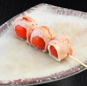 Meat-wrapped tomato skewer (1 skewer)