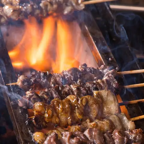 新鮮素材を1本1本丁寧に串打ちし、炭火で美味しく焼き上げます。