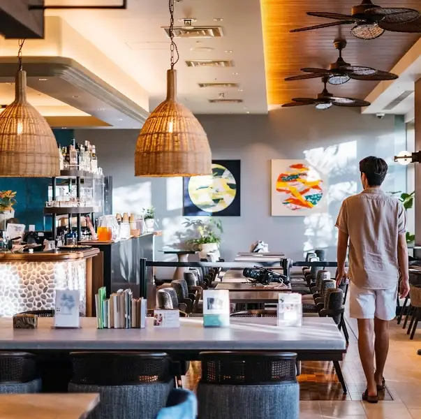 「BLUE BOOKS cafe OKINAWA」是Blue Note Japan在沖繩開設的第一家門市。您可以在這裡度過一段輕鬆的時光，周圍環繞著 200 多本書和舒緩的音樂。您可以獨自閱讀、喝咖啡或與朋友聊天。由於配備了 Wi-Fi 和電源插座，因此也建議將其用作工作空間。