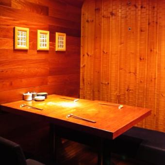Recommended table seats for 2 to 3 people with partitions.You can relax and enjoy your meal without worrying about your surroundings.