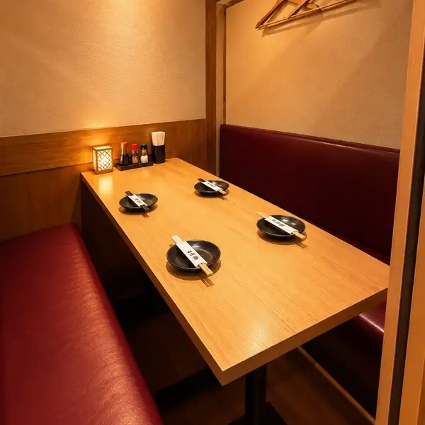 和モダンで温もりのある店内は有名なデザイナー監修!2~4名様の少人数様でも個室はご利用いただけます。デートや接待、女子会などでも人気!