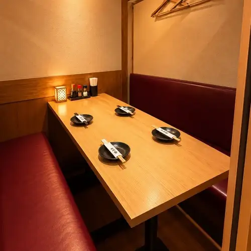 <p>和モダンで温もりのある店内は有名なデザイナー監修!2~4名様の少人数様でも個室はご利用いただけます。デートや接待、女子会などでも人気!</p>
