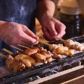 양념과 구운 가감을 고집한 엄선닭의 꼬치구이는 단지 손님에게 맛있다고 말해주고 싶은 생각을 담아.