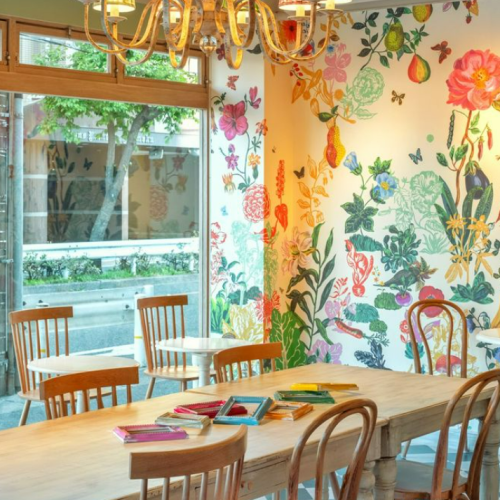<p>【オシャレすぎる店内◎】”パリの街角でこだわりの食品をショッピング”をイメージして店内をデザインしています！アンティーク加工を施した机や木目が特徴的なカウンターを設置し、イメージした雰囲気を醸成する為に随所にこだわりが詰まっています！女子会からデート、ママ友会など幅広いシーンでご利用ください♪</p>