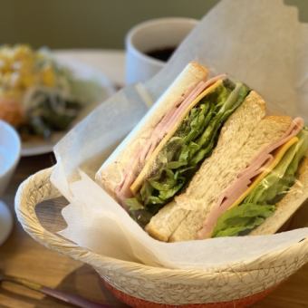 【1日5食限定】BOBRUNCH特製 ハムチーズサンドのランチプレート（税込1,050円）