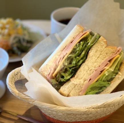 【1日5食限定】BOBRUNCH特製 ハムチーズサンドのランチプレート(税込1,050円)