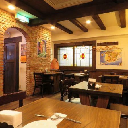 バルセロナの街角にいるような落ち着いた雰囲気の店内♪