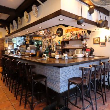 カウンターは1人でも気軽に立寄れます♪本格的スペイン料理を、本場のバルさながらの雰囲気漂う店内でお楽しみください★