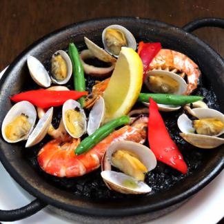 イカ墨のパエリヤ