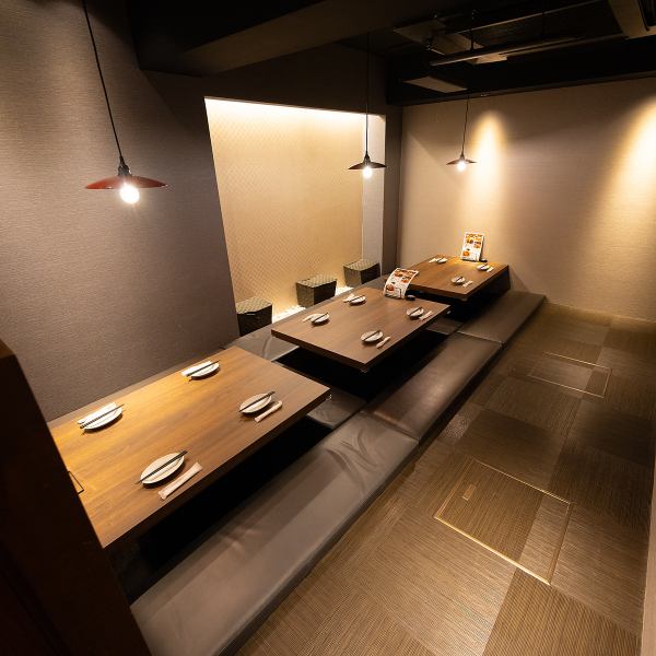 <A Japanese-modern space with warm lighting> 3 seats for 4 ◆ Can be used for a wide range of occasions, such as small groups of 4 or less, or dinner parties for around 10 people! The relaxed atmosphere makes it perfect for dates, girls' nights, family meals out, and various banquets.We are looking forward to your visit♪