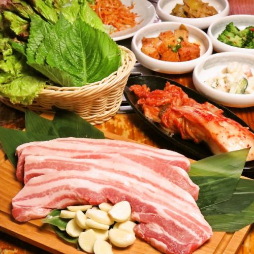 韓国料理、人気メニューの定番「豚生三段バラ肉」