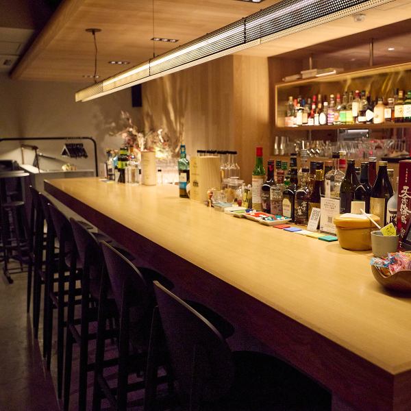 宴会の喧騒を離れ、二軒目は静かなカウンターで自分へのご褒美を。目の前でバーテンダーが丁寧に仕立てる至高の一杯を眺めながら、ゆったりとクールダウン。お一人様でも気兼ねなく立ち寄れる温かな雰囲気が、心地よい夜の余韻を深めてくれます。職人技が光る逸品と共に、リラックスしたひとときをお過ごしください。