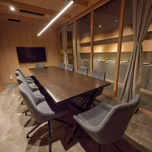 大型宴会の後は、気心の知れた仲間だけでプライベートな二次会を。最大8名様までゆったりと寛げる個室は、周囲を気にせず語り合える特別な空間です。地下の隠れ家らしい落ち着いた雰囲気の中で、グループ全員がリラックス。懇親会の締めくくりに、厳選されたお酒と料理を囲んで、思い出に残る夜を演出いたします。