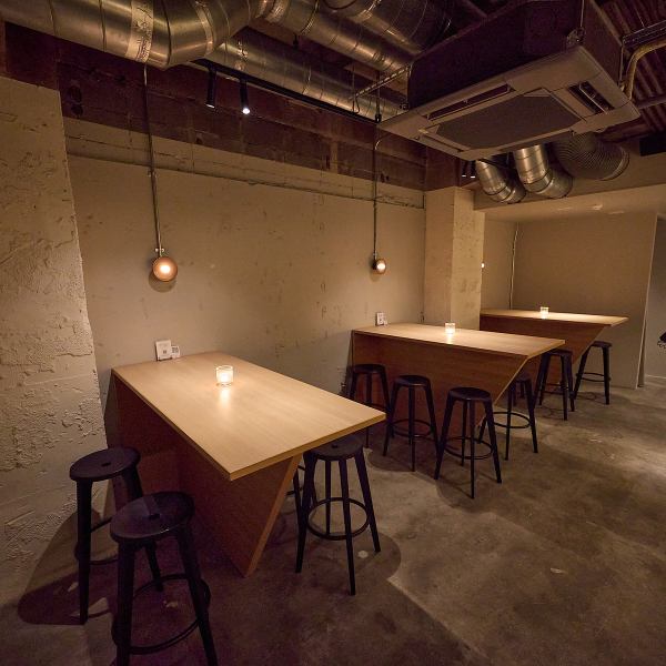 一軒目の賑やかさから少し離れて、上質な隠れ家で語らいの続きを。地下に広がる落ち着いた空間は、デートや女子会の二次会に最適です。都会の喧騒を忘れさせる洗練されたデザインと、細やかなサービスが、大切な人との時間をより特別なものに。駅からアクセスも良いため、終電までの飲み直しにもぜひご利用ください。