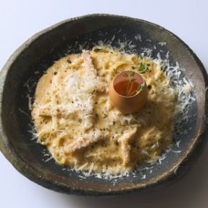 自家燻製ベーコンのカルボナーラ