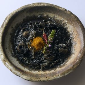 カラスミとイカ墨ソース