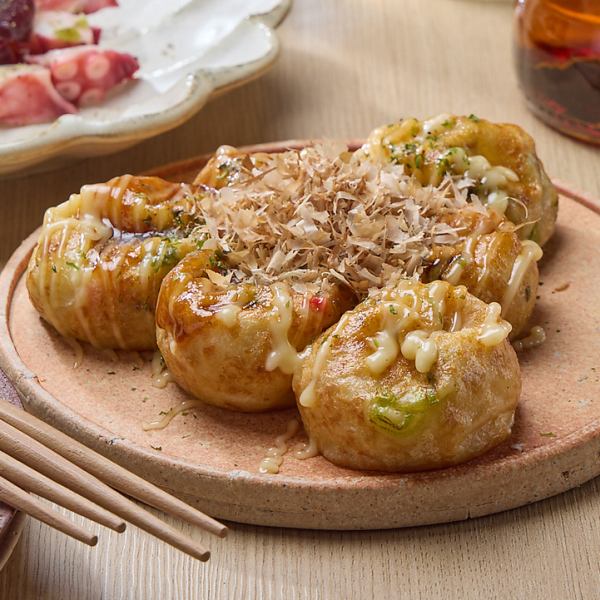 二軒目の新定番。外はカリッ、中はトロッ。職人が焼く極上のたこ焼き