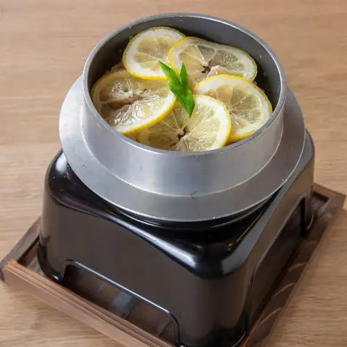 Sea salt lemon and charcoal-grilled chicken, refreshing kamameshi (rice cooked in a pot)