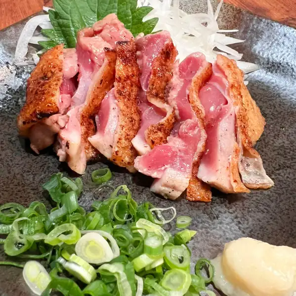 安心・安全の国産鶏を使用！親鶏ももタタキ、若鶏のむねユッケや生レバーなど種類豊富の生ものをご用意☆★